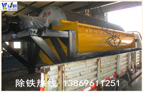 抛丸机永磁筒式磁选机工作原理：  　　经原料矿石筛选后由进料器从干式磁选机的顶部,通过料斗连接,在流动到顶部的辊子松动,状态下降时,铁磁性材料通过重力和磁力,快速落在滚筒上,并吸附在滚筒表面.  　　非磁性有色金属材料在重力作用下落在磁性材料的外面.这些材料随着筒体的旋转,非磁性材料在重力作用下从气缸下落,在滑槽中.含铁磁性材料吸附在圆筒的表面上并继续旋转,直到其不具有磁力.材料从带式输送机排出,并最终分成含铁材料和无铁材料.  　　3.抛丸机永磁筒磁选机实验  　　潍坊爱体育官方网页版-爱体育(中国)配备各类选矿实验的磁选设备,型号齐全,优质低价,可定制,并且公司成立了大型选矿实验室,可以普通的金属矿物和非金属矿物加工在机器上和实验室为客户分析其成份,并为客户推荐客户使用相关型号.