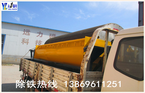 小型磁选机设备适用于湿式磁选工艺,是磁选试验常用设备.爱体育官方网页版-爱体育(中国)生产的小型磁选机设备磁场强度9000-10000GS,适用于赤铁矿.褐铁矿.镜铁矿.锰矿.镍矿.钛铁矿等弱磁性矿物的湿式磁选作业. 1.小型磁选机的工作原理 是矿浆经给矿箱流入槽体后,在给矿喷水管的水流作用下,矿粒呈松散状态进入槽体的给矿区.在磁场的作用,磁性矿粒发生磁聚而形成“磁团”或“磁链”,“磁团”或“磁链”在矿浆中受磁力作用,向磁极运动,而被吸附在圆筒上.由于磁极的极性沿圆筒旋转方向是交替排列的,并且在工作时固定不动,“磁团”或“磁链”在随圆筒旋转时,由于磁极交替而产生磁搅拌现象,被夹杂在“磁团”或“磁链”中的脉石等非磁性矿物在翻动中脱落下来,最终被吸在圆筒表面的“磁团”或“磁莲”即是精矿.精矿随圆筒转到磁系边缘磁力最弱处,在卸矿水管喷出的冲洗水流作用下被卸到精矿槽中.非磁性或弱磁性矿物被留在矿浆中随矿浆排出槽外,即是尾矿.