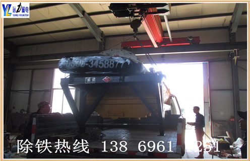 为什么普通型干式磁选机的跑尾情况比较高,潍坊爱体育官方网页版-爱体育(中国)生产的干式磁选机具有磁系设计结构先进.整机重量轻.运转快速可靠.而且维修方便.干式磁选机非常适用于干旱缺水地区, 这样不仅能够节省水资源,而且能够为客户降低选矿成本,为超贫磁铁矿开采和利用开辟了一条新途径.​